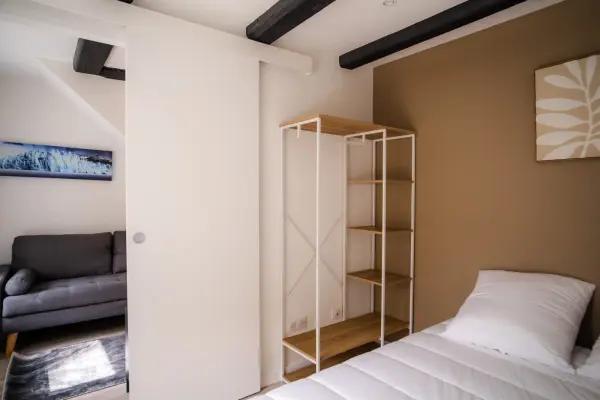 Chambre 2: Vue latérale : porte coulissante