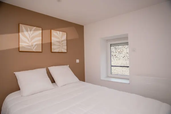 Vue latérale chambre 1: murs blancs pour plus de luminosité