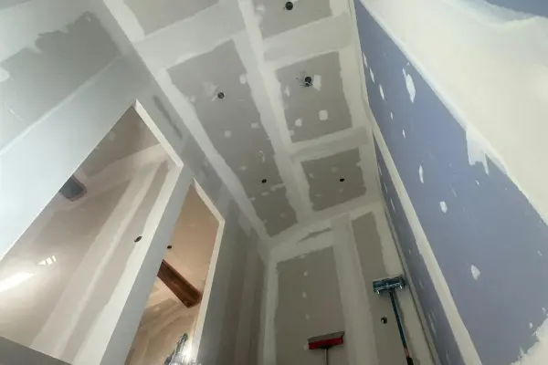 Plafond : bandes et enduits en cours de séchage